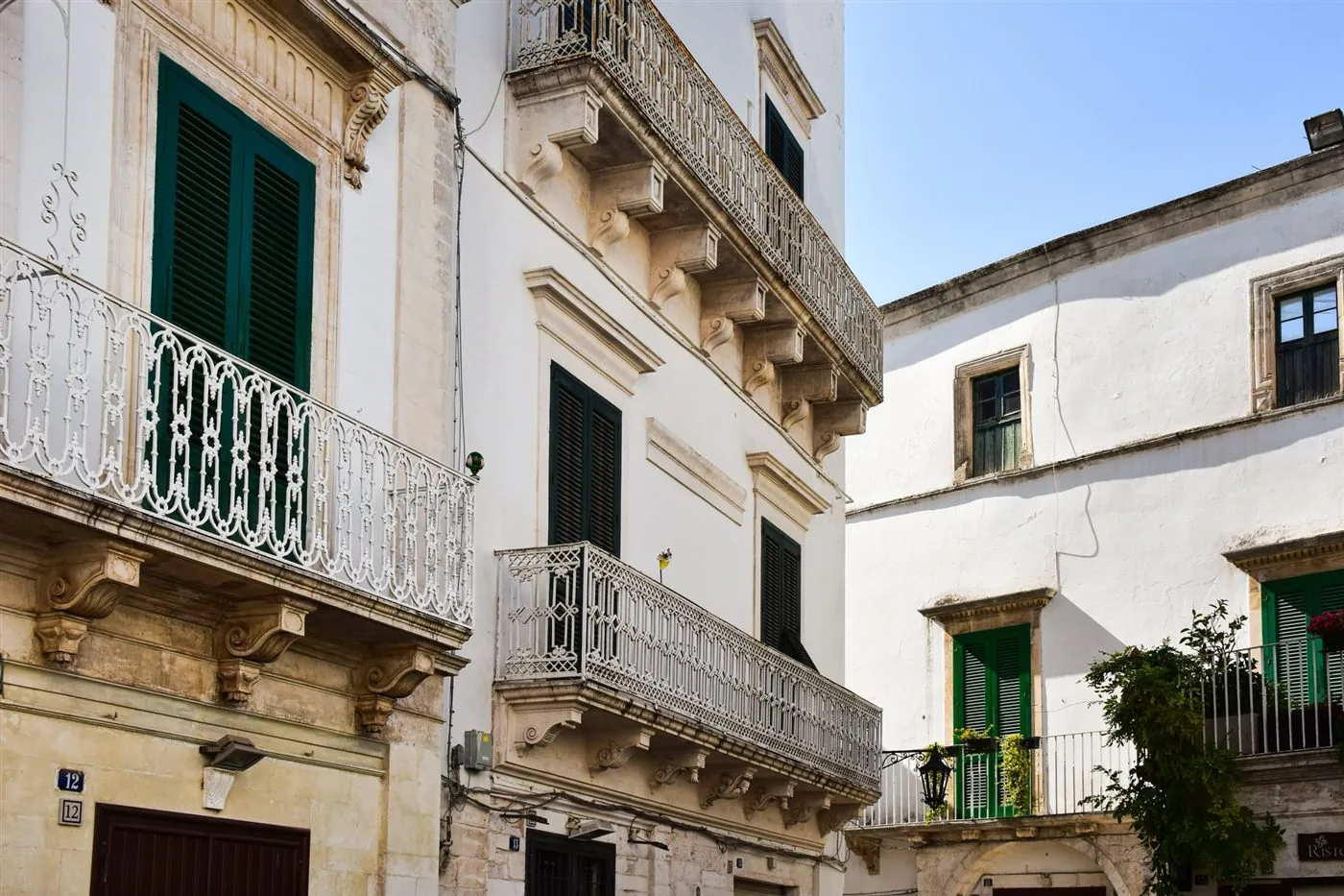 Vicoli bianchi e archi in pietra del centro storico di Monopoli