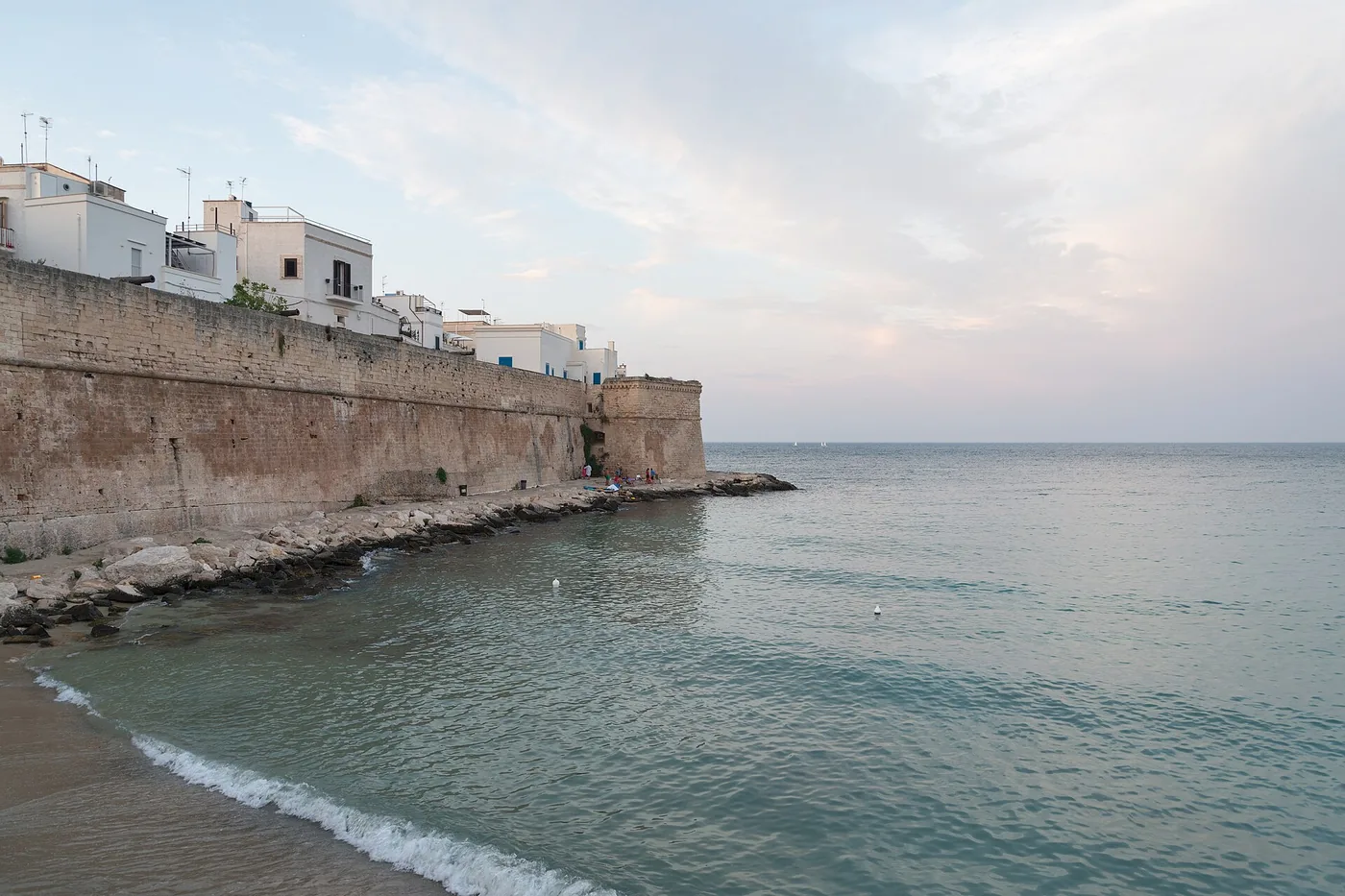 Cala Porta Vecchia al tramonto, sotto le mura del centro storico di Monopoli