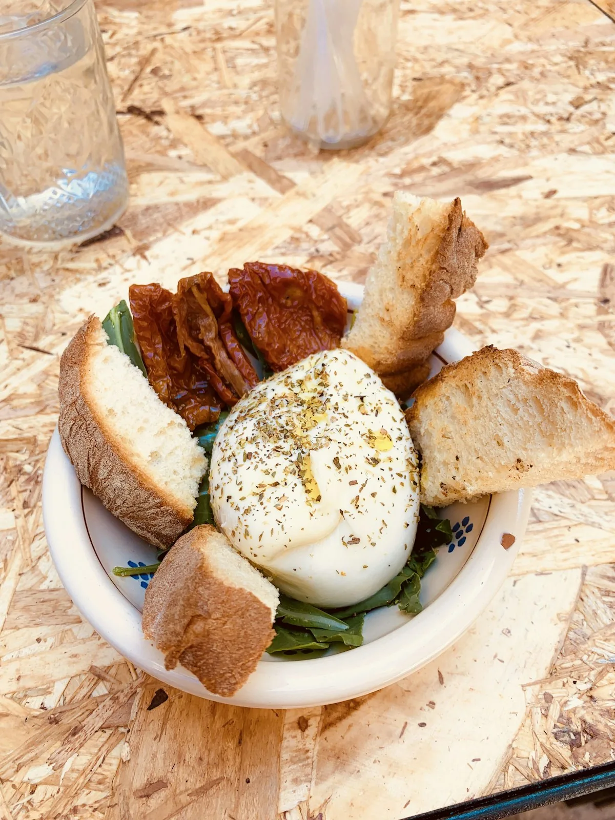 Burrata pugliese fresca servita su tavola, gastronomia di Puglia