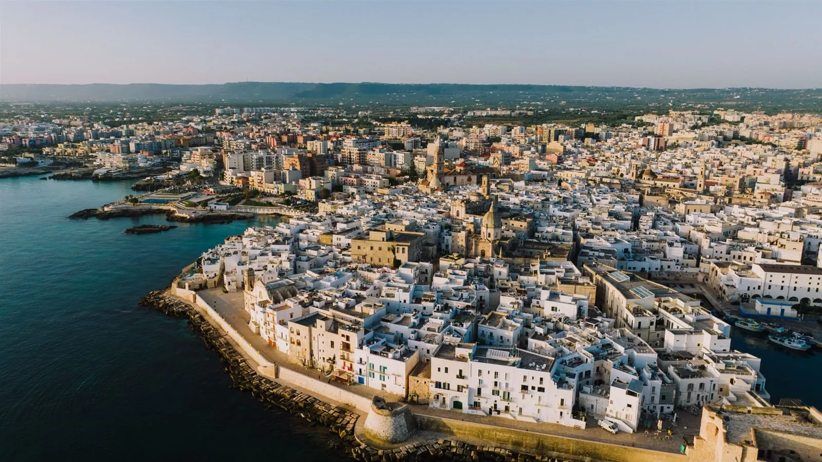 Vista aerea del centro storico di Monopoli sul mare