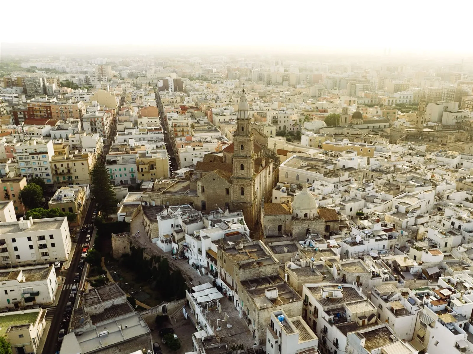 Tetti e campanile del centro storico di Monopoli