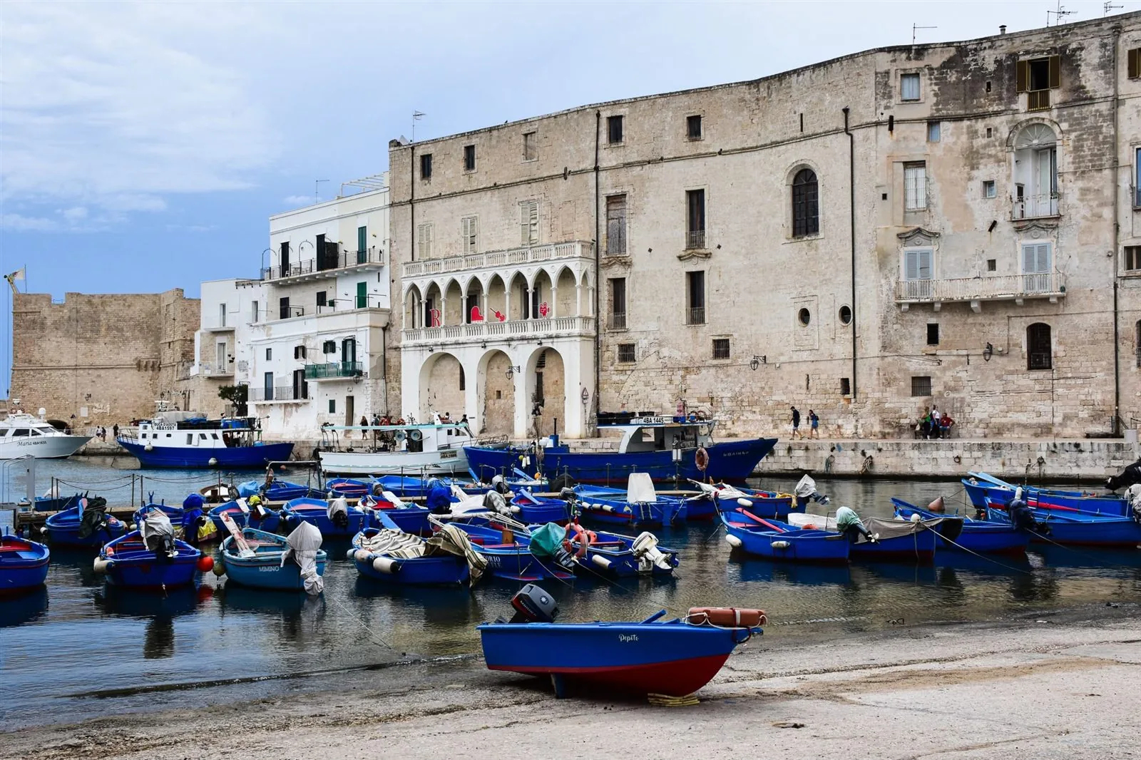 Porto antico di Monopoli con le barche azzurre dei pescatori
